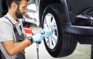 Mecanic auto în timpul lucrului în service-ul DHJ Sighișoara