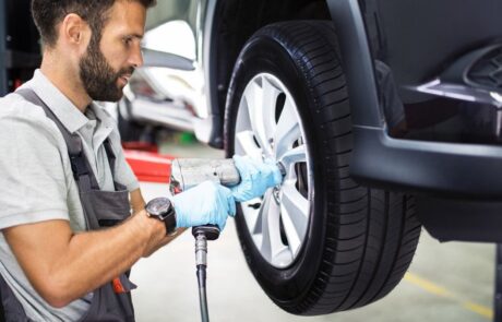 Mecanic auto în timpul lucrului în service-ul DHJ Sighișoara